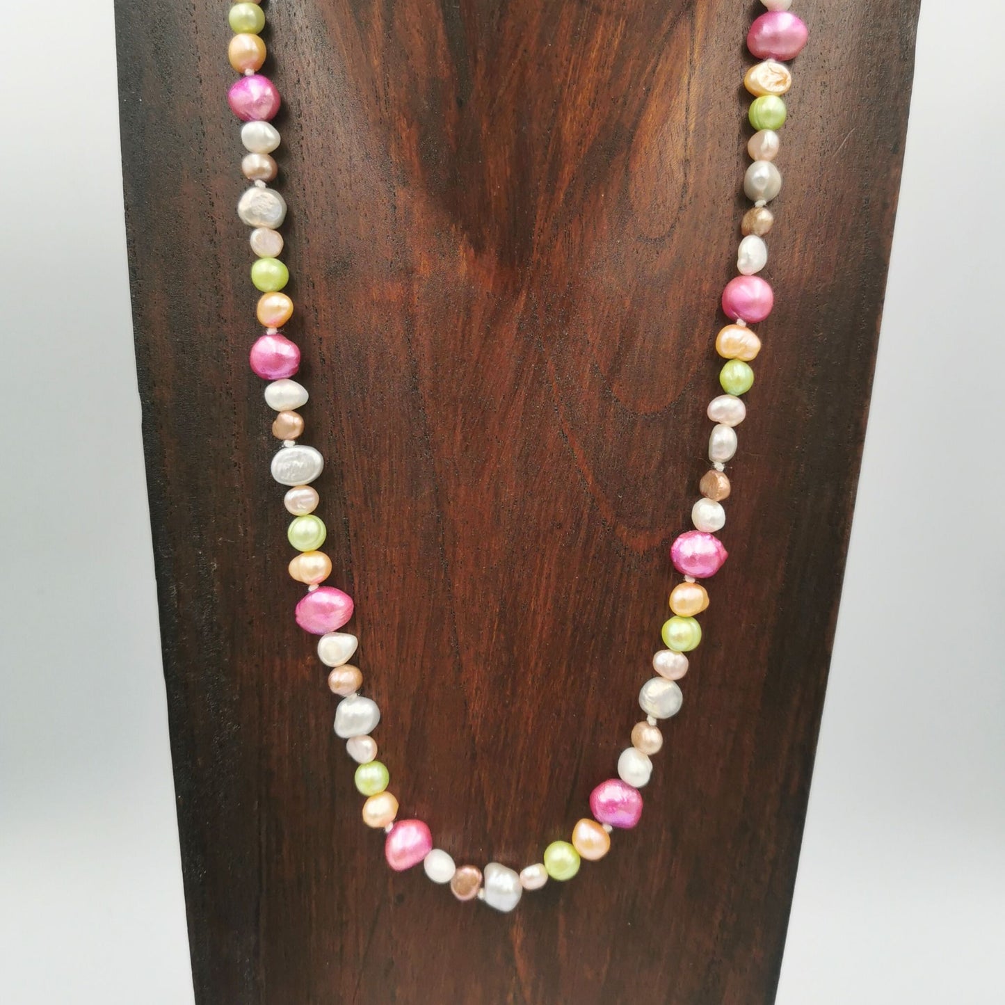 Multicoloured pearl necklace